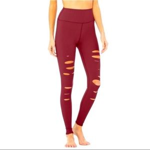 Alo Yoga warrior pants in Maroon sz M